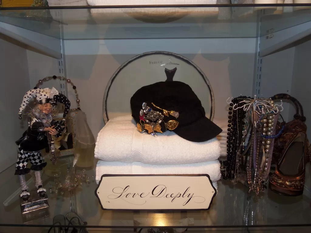 Organize Jewelry On An Old Hat
