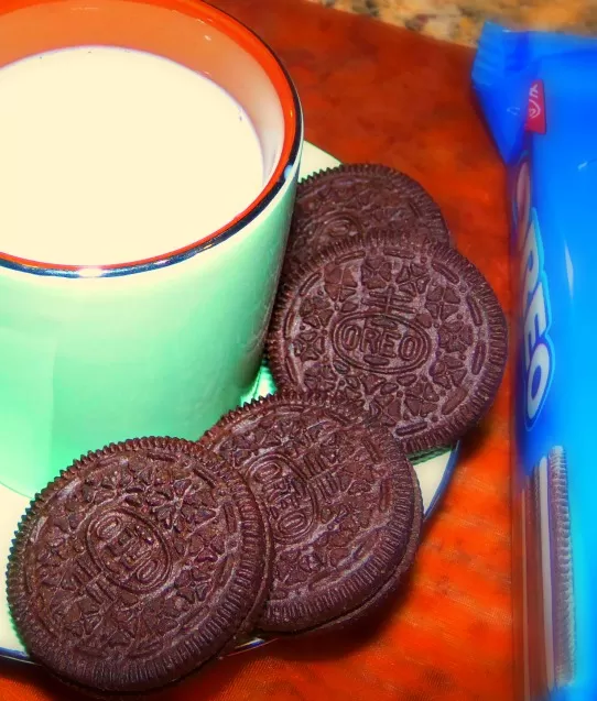oreo cookies and milk