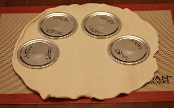 Cutting Pie Crust Top with Mason Jar lids