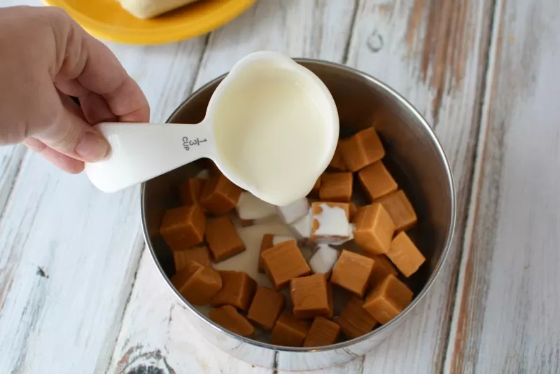 Making caramel sauce