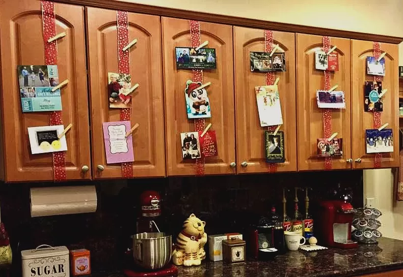 Showcase your Christmas cards with ribbons in your kitchen