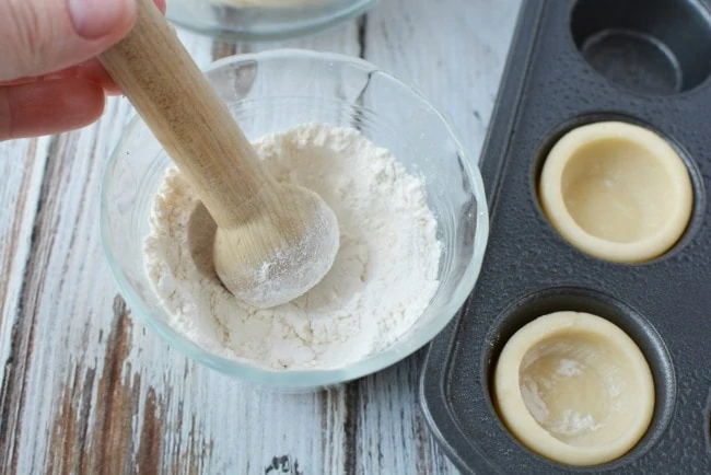 Pastry shaper for easter basket cookies