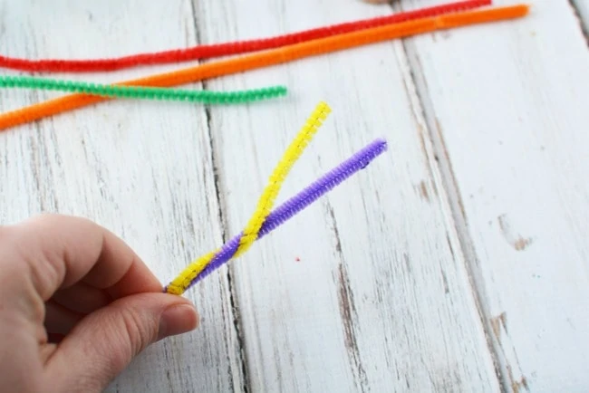 using pipe cleaners for easter basket cookies