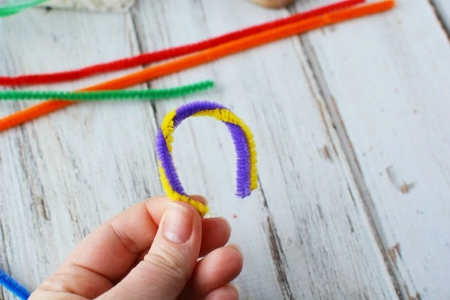 making easter basket handle with pipe cleaners