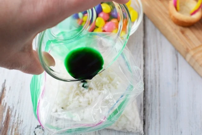 Dyeing shredded coconut for grass