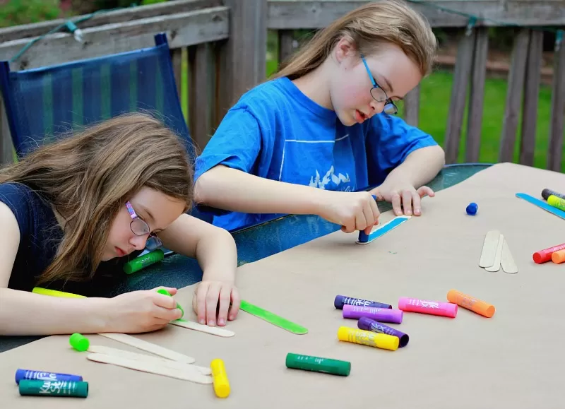 Kids working on Fathers Day Frame using Kwik Stix paint sticks