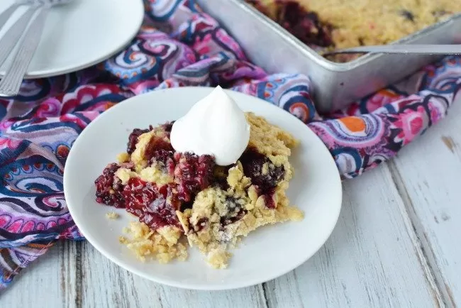 Blackberry Cobbler Recipe with ice cream