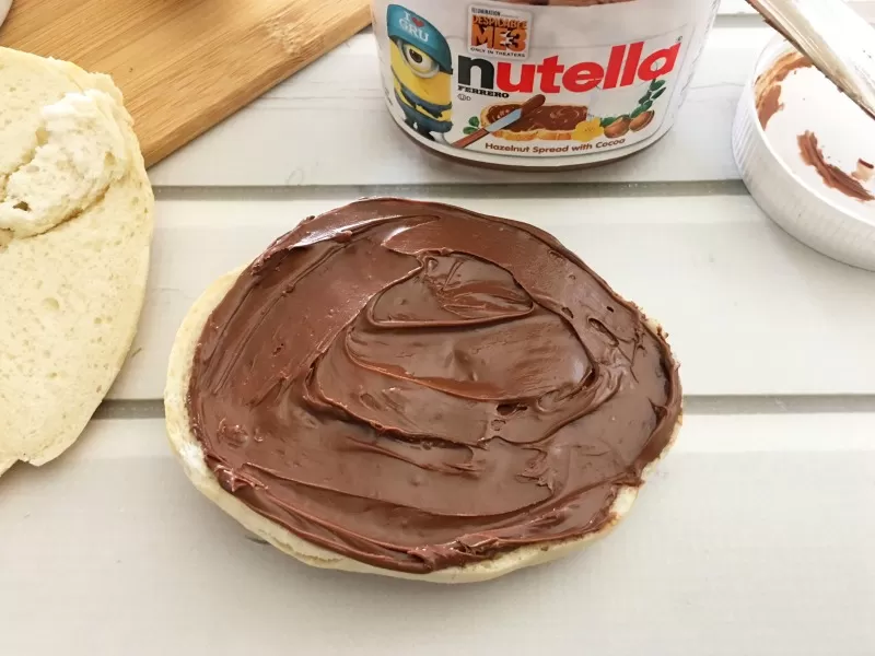 Making Spider Bagels with Nutella
