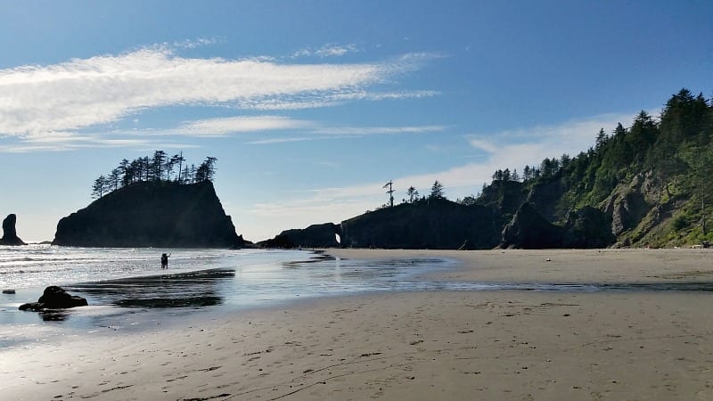 Second Beach in Olympic National Park is a family friendly beach with gorgeous views of the sea stacks, tide pool exploring & breathtaking sunsets