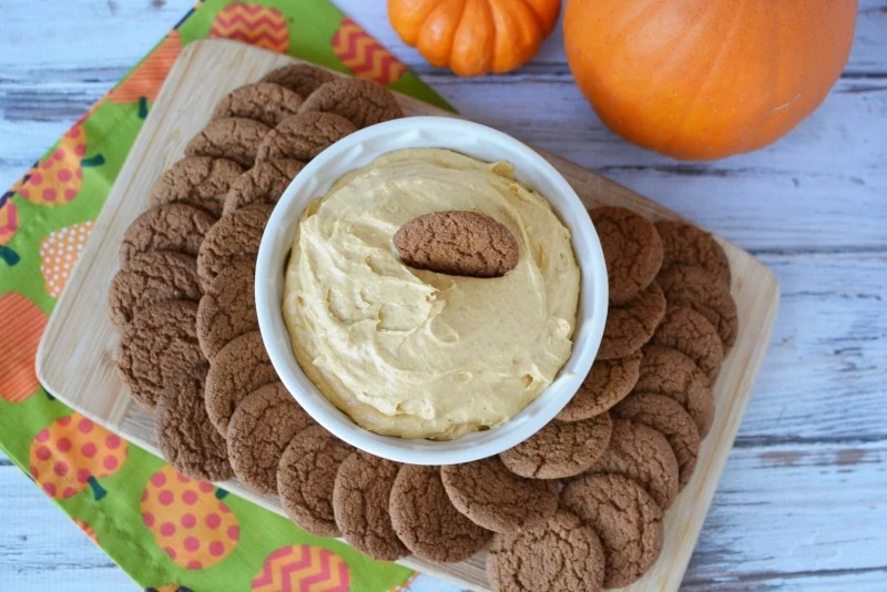 This Easy Pumpkin dip contains just 5 ingredients & is a delicious fall recipe