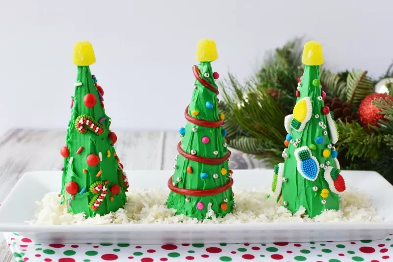 can't get over these festive Christmas tree ice cubes with swoon