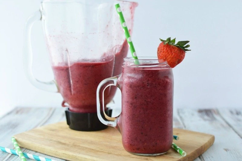 Berry Pineapple Smoothie for a fast & healthy breakfast on the go