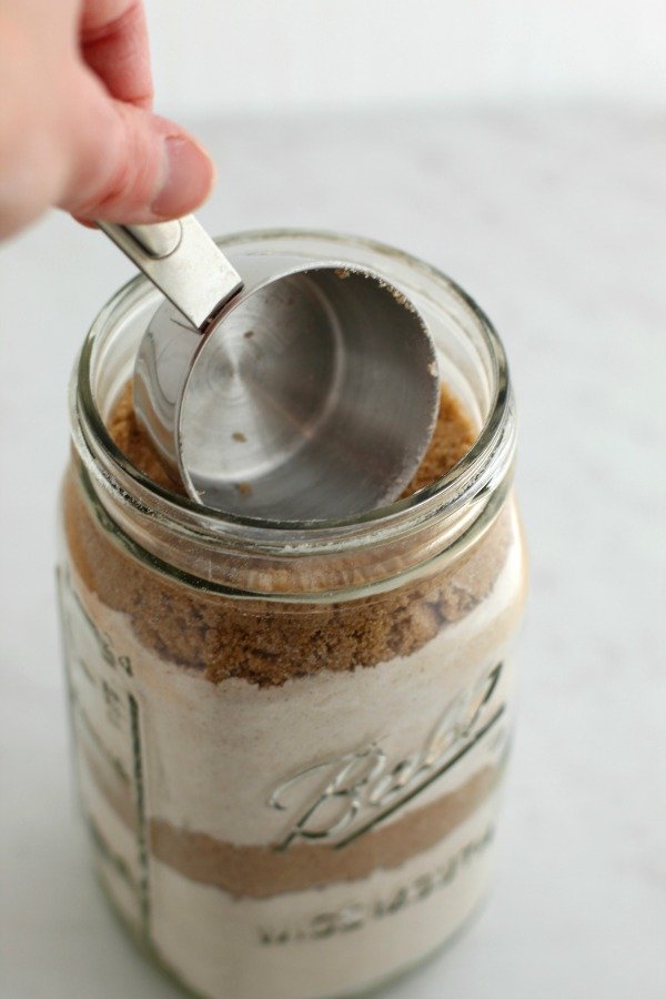 Filling jar for Gingerbread Cookies in a Jar