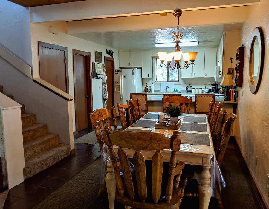 Cedar Cove Lodge Kitchen & Dining Area