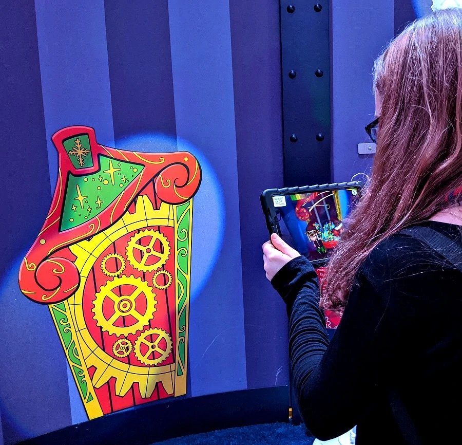 Tablets with Augmented Reality at Santa HQ