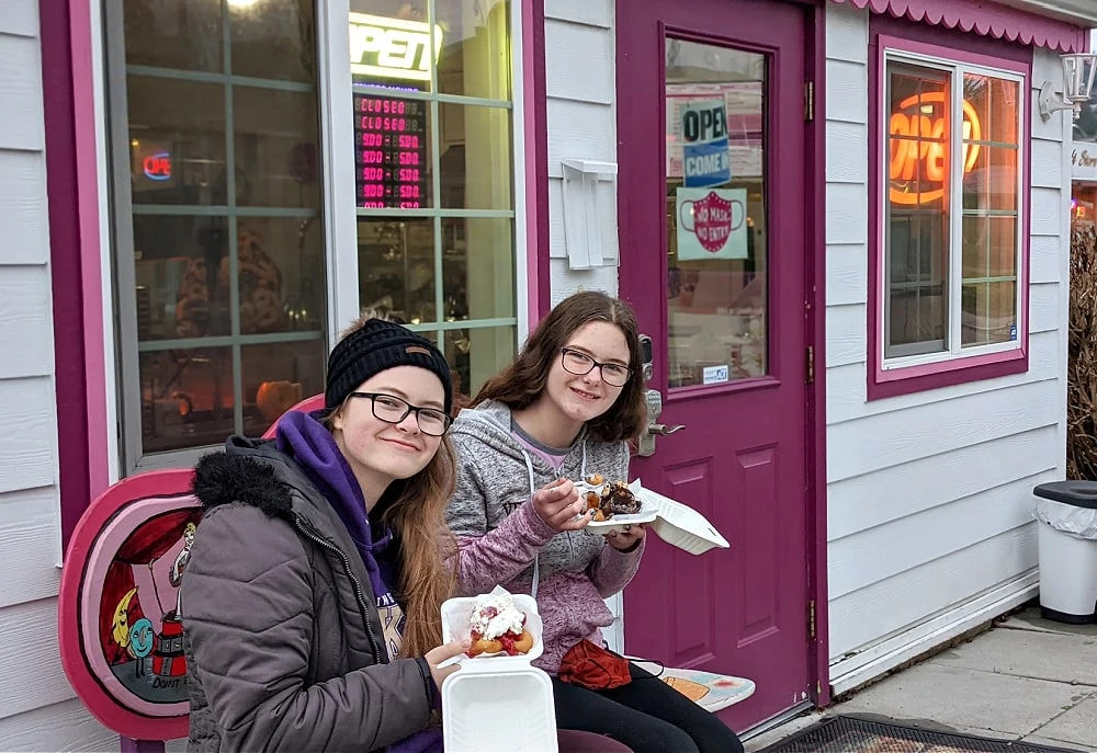 eating mini donuts at Mini the Doughnut in Des Moines