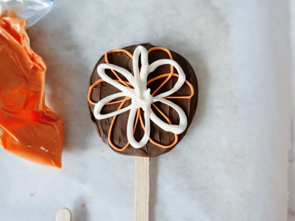 making sunflower design on caramel apple pops