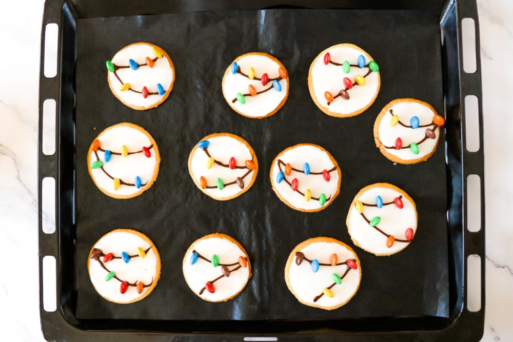 Decorating christmas light cookies