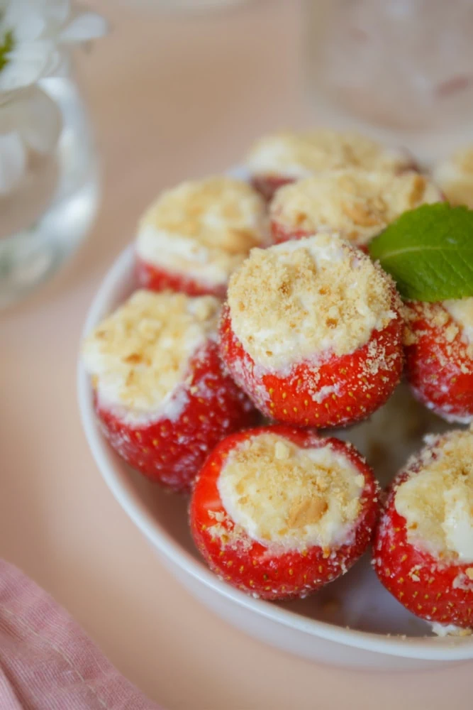 Cheesecake Stuffed Strawberries for summer