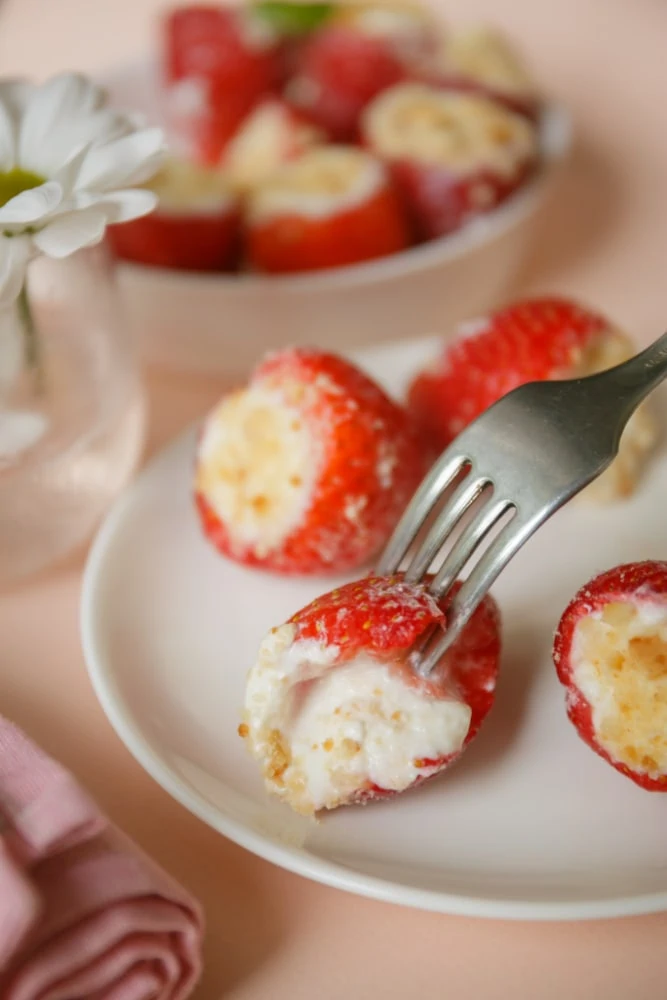 Stuffed Strawberries with Cheesecake Filling