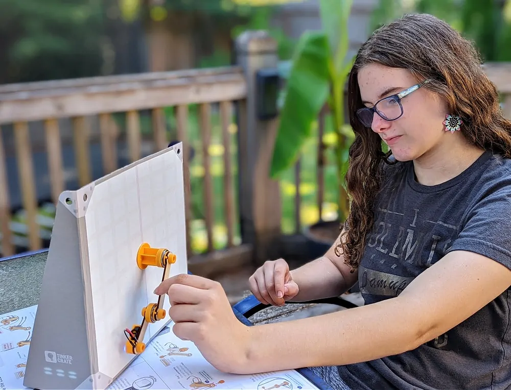 Putting together Glowing Pendulum Tinker Crate