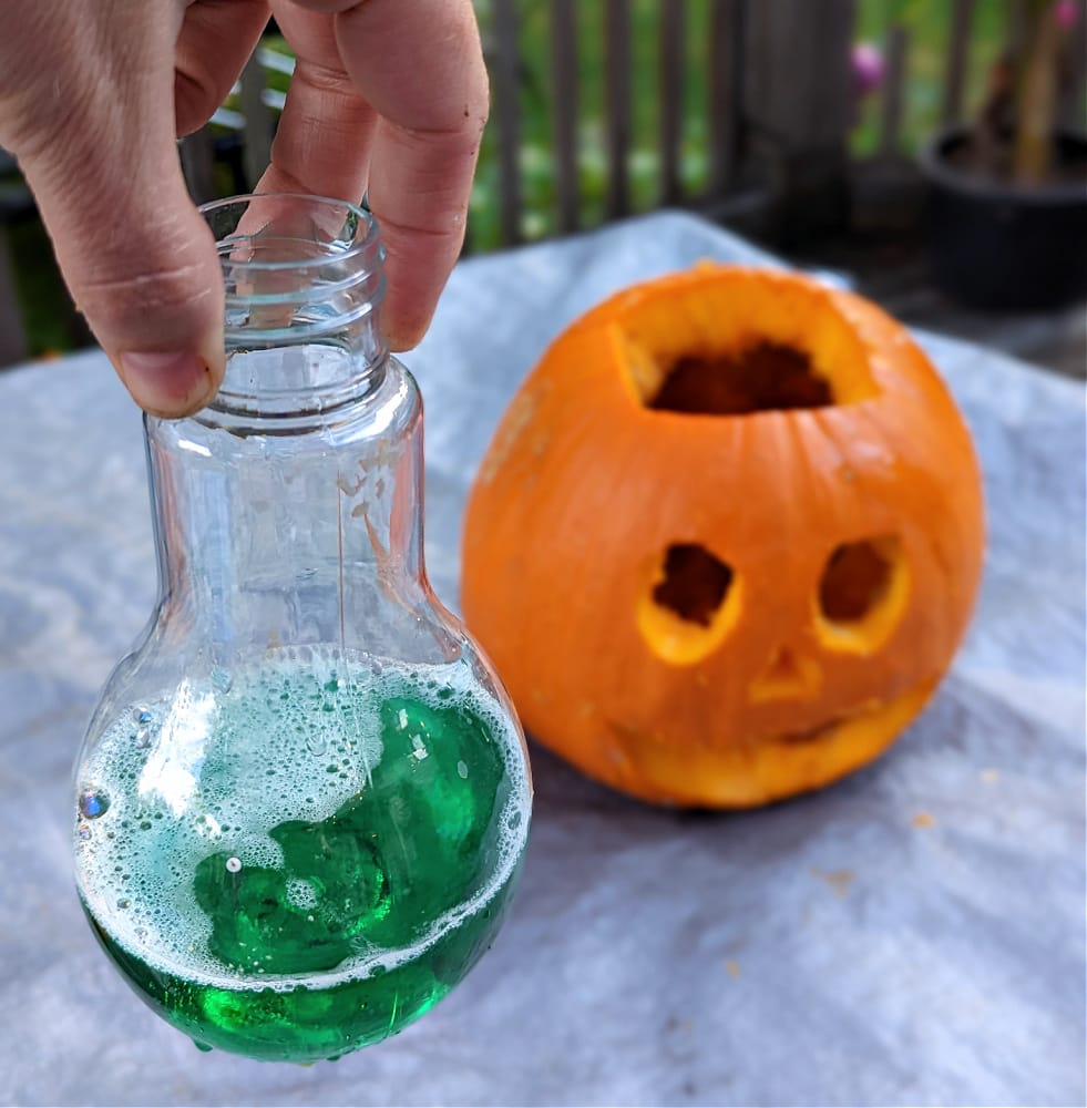 Cylinder to hold liquid for pumpkin experiment