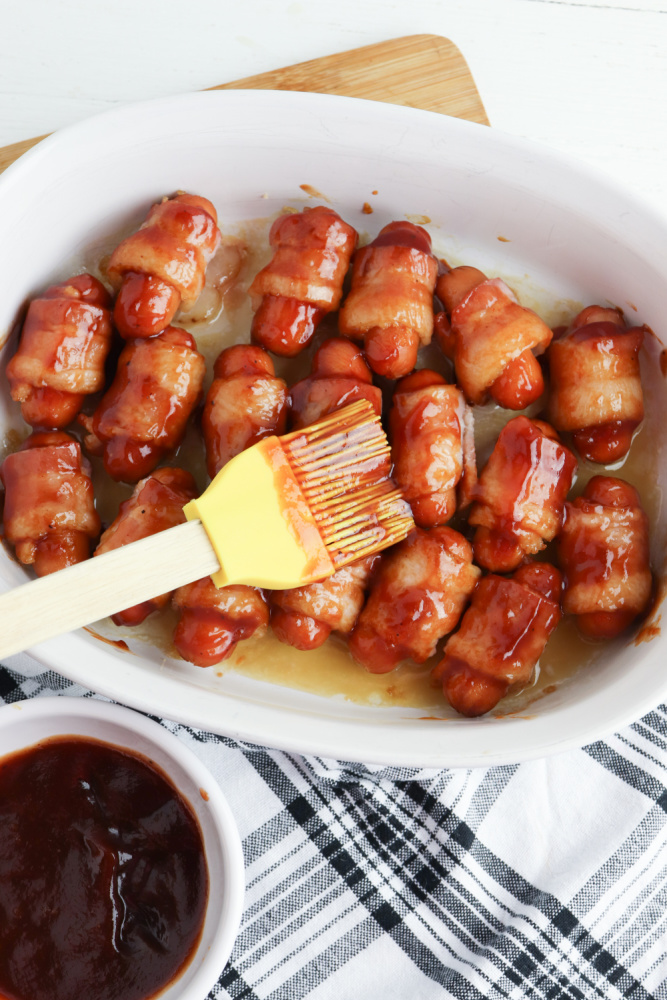 Add sauce to bacon sausage