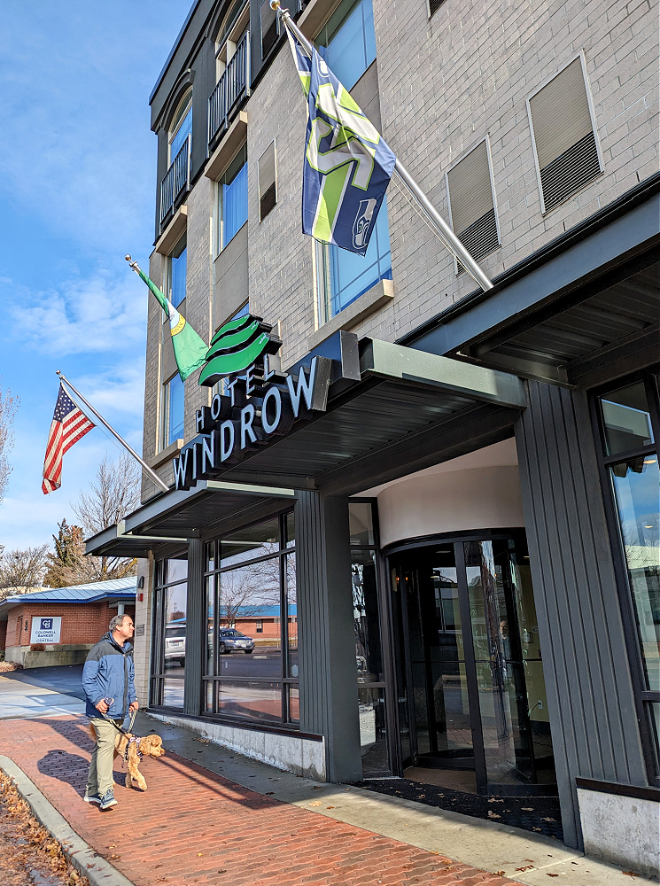 Hotel Windrow Entrance with Dog