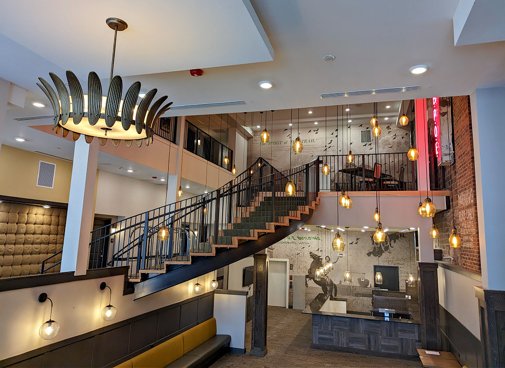 Lobby & restaurant space at Hotel Windrow