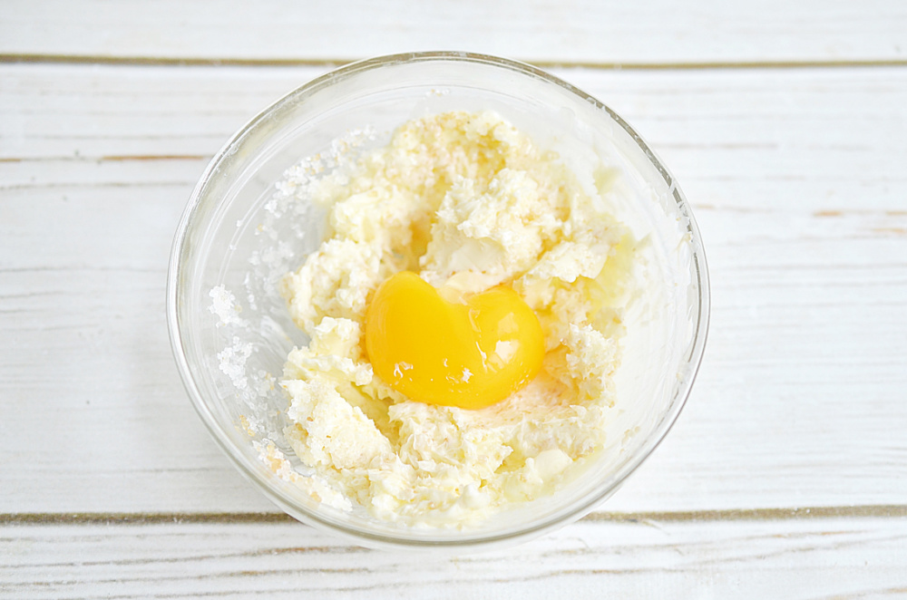 Sugar mixture with egg for oatmeal cookies